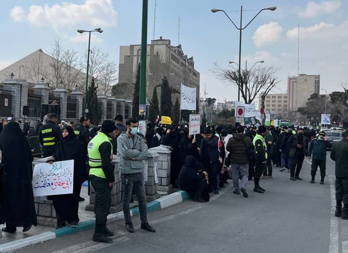 فرهیختگان: رادیکالیسم خیابانی؛ تجمع‌کنندگان حجاب، شهروندان درجه چند هستند؟