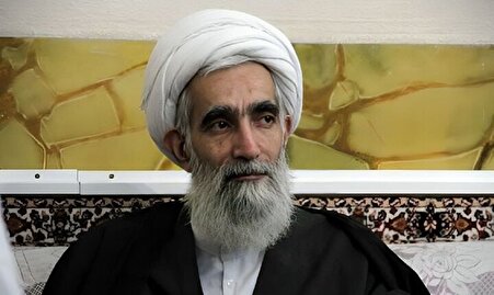 امام خمینی گفت یک وجب خاک ایران نباید از دست برود، آن وقت یک روحانی می‌گوید خاک وطن، سنگ و کلوخ است و ارزش ندارد!