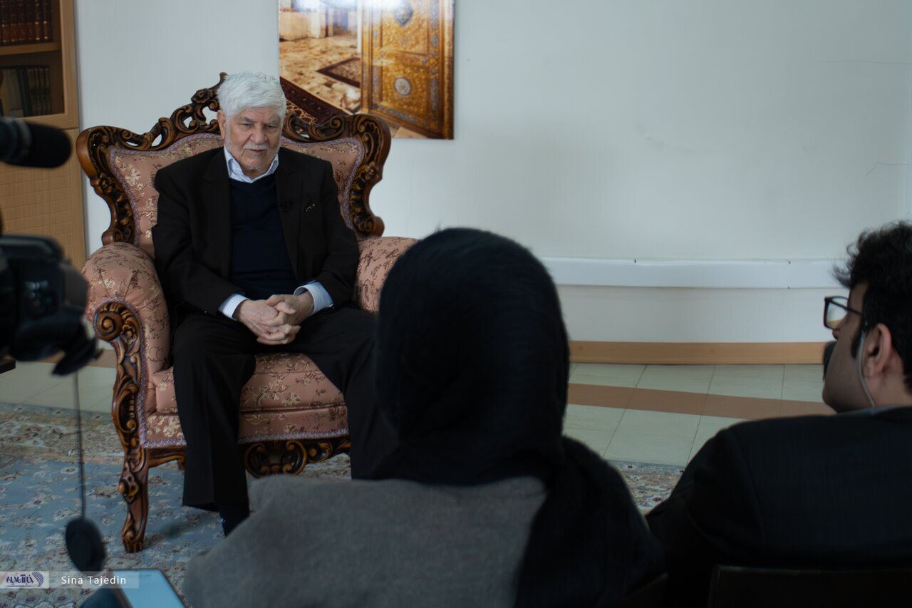 در جریان ساخت سریال «هزار دستان»، گوگوش با چادر مشکی به دفتر من آمد در جریان ساخت سریال «هزار دستان»، گوگوش با چادر مشکی به دفتر من آمد