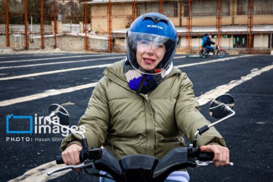 موتورسواری زنان با رعایت موازین اشکالی ندارد