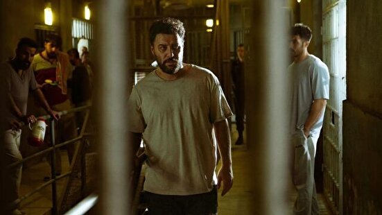 عوامل سریال «وحشی» ۱۲ زندانی را آزاد کردند