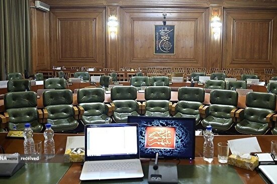 شهرداری‌ها و شورا‌ها نباید سیاسی شوند