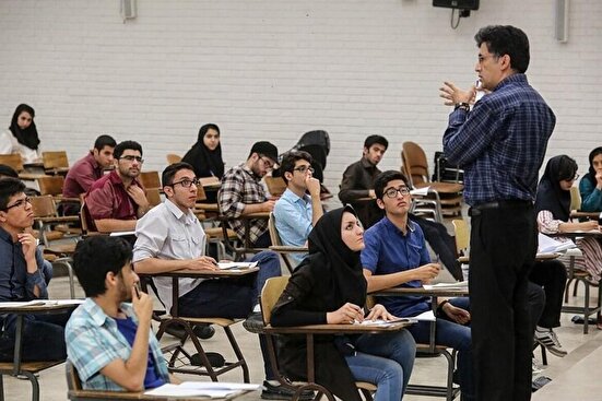 تعداد زیادی از صندلی‌هایِ دانشگاه آزاد و علمی کاربردی پر نمی‌شود/ کیفیتِ دانشجویان در حال نزول است