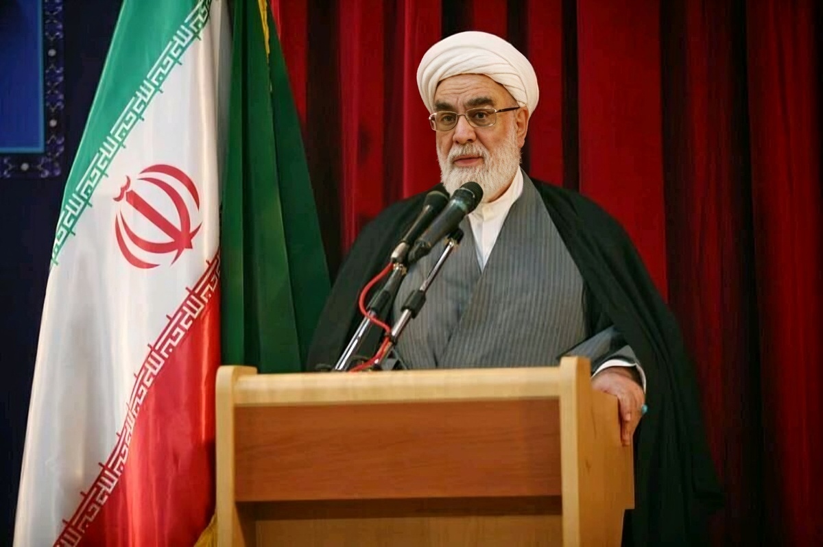 رئیس یک کشور ابرقدرت، نامه می‌نویسد و برای مذاکره التماس می‌کند