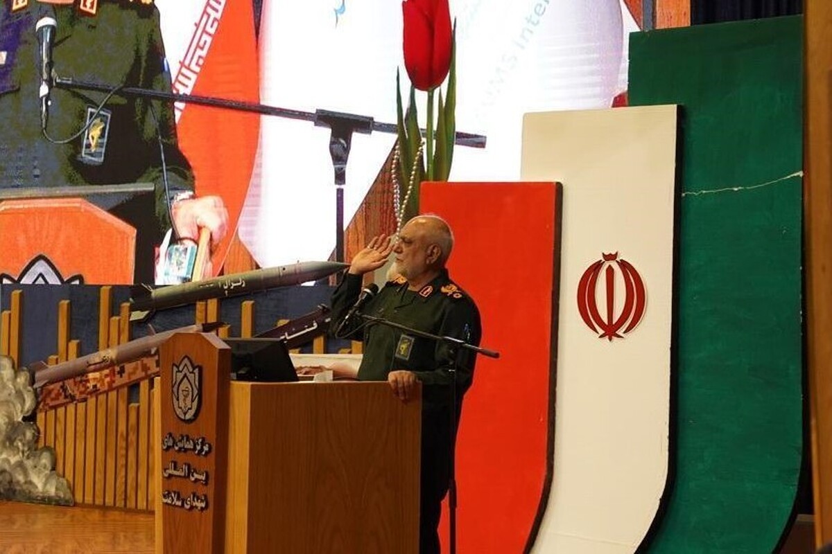 دشمن باید بداند اگر غلط زیادی بکند نقاط آسیب پذیری آن در سطح منطقه در اختیار ماست