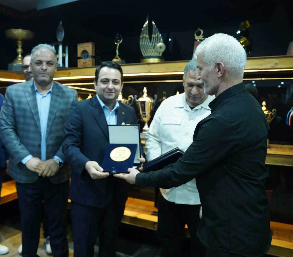 اهدای نشان ویژه فدراسیون وزنه‌برداری به محسن سیفی به پاس حمایت از قهرمانان کشور