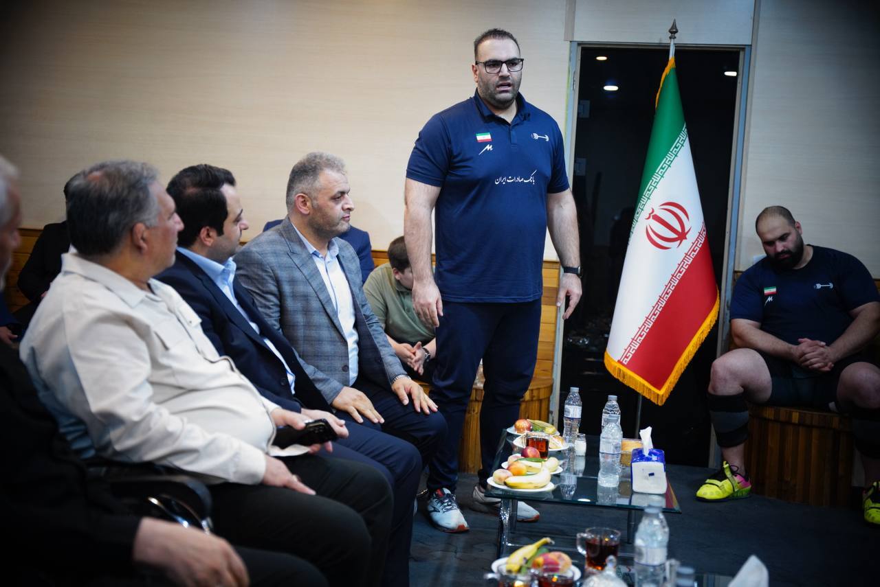 اهدای نشان ویژه فدراسیون وزنه‌برداری به محسن سیفی به پاس حمایت از قهرمانان کشور