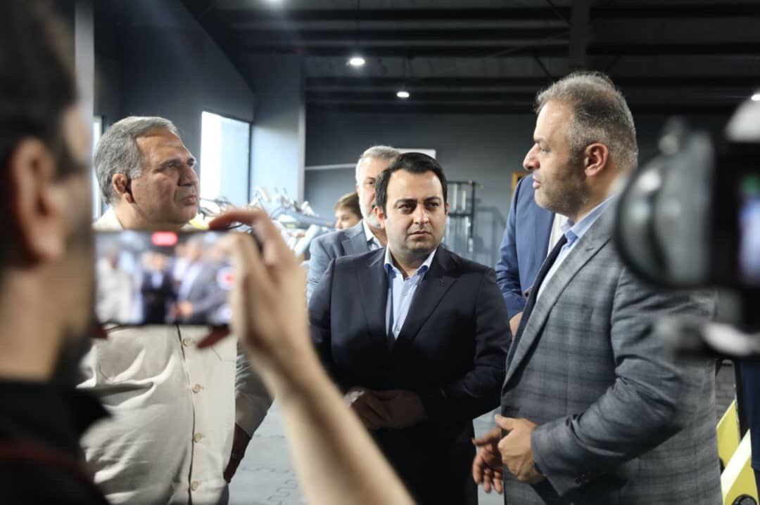 اهدای نشان ویژه فدراسیون وزنه‌برداری به محسن سیفی به پاس حمایت از قهرمانان کشور