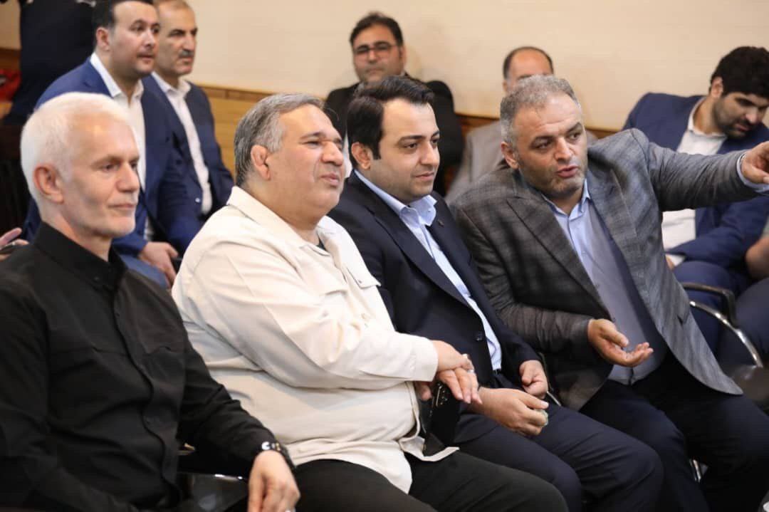 اهدای نشان ویژه فدراسیون وزنه‌برداری به محسن سیفی به پاس حمایت از قهرمانان کشور