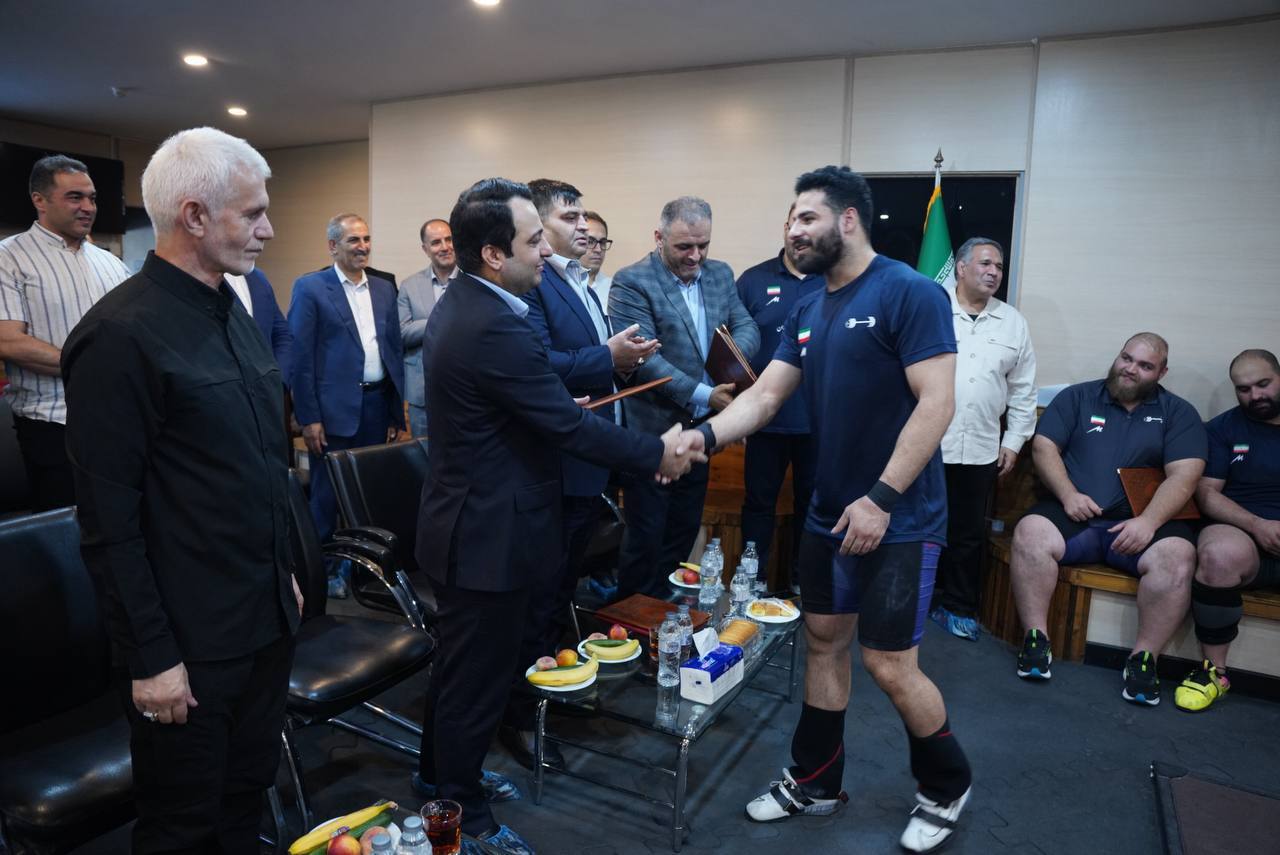 اهدای نشان ویژه فدراسیون وزنه‌برداری به محسن سیفی به پاس حمایت از قهرمانان کشور