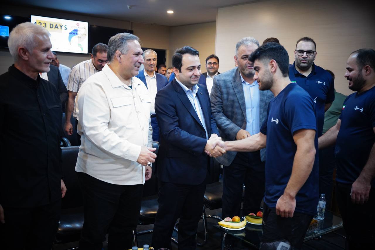 اهدای نشان ویژه فدراسیون وزنه‌برداری به محسن سیفی به پاس حمایت از قهرمانان کشور