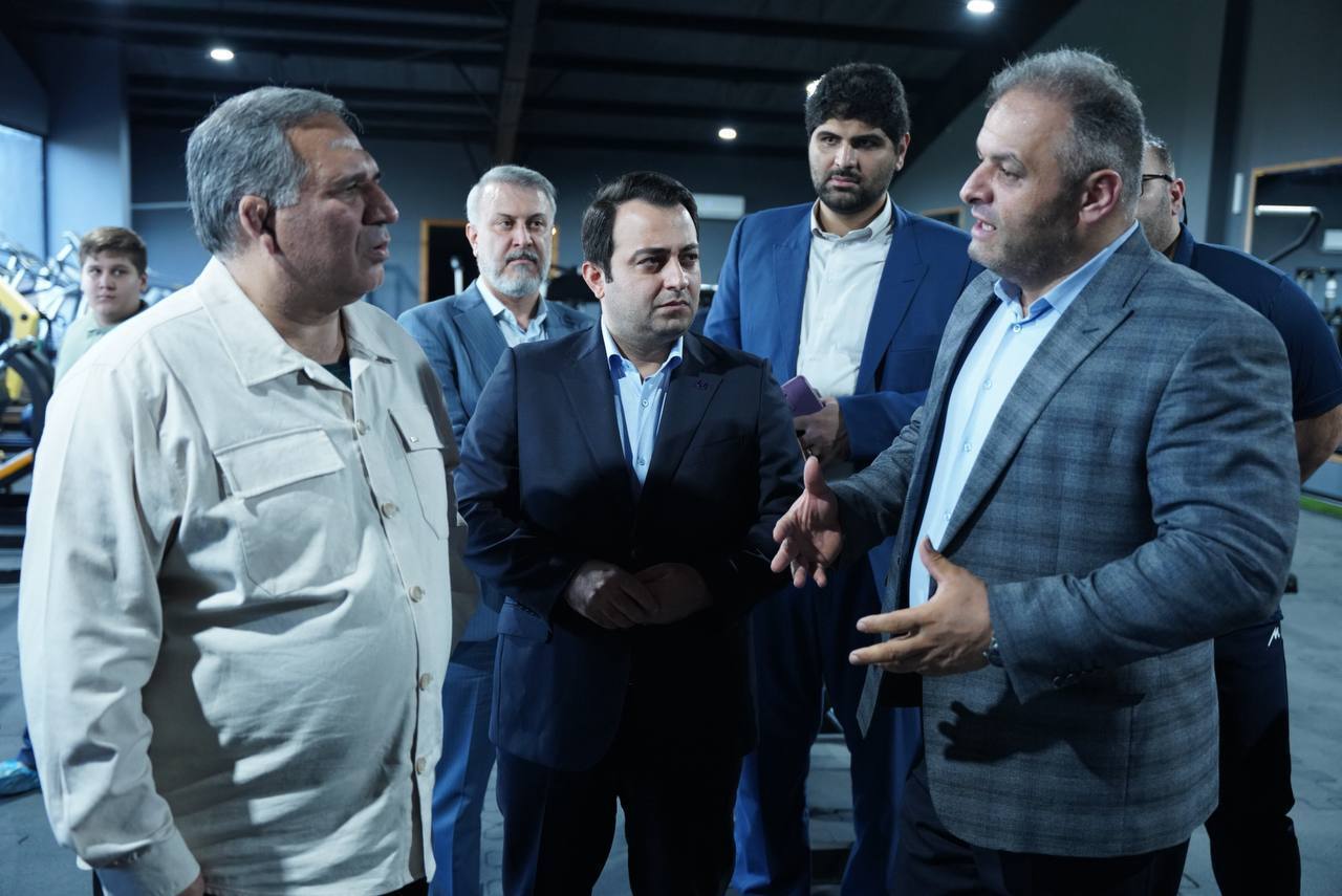 اهدای نشان ویژه فدراسیون وزنه‌برداری به محسن سیفی به پاس حمایت از قهرمانان کشور