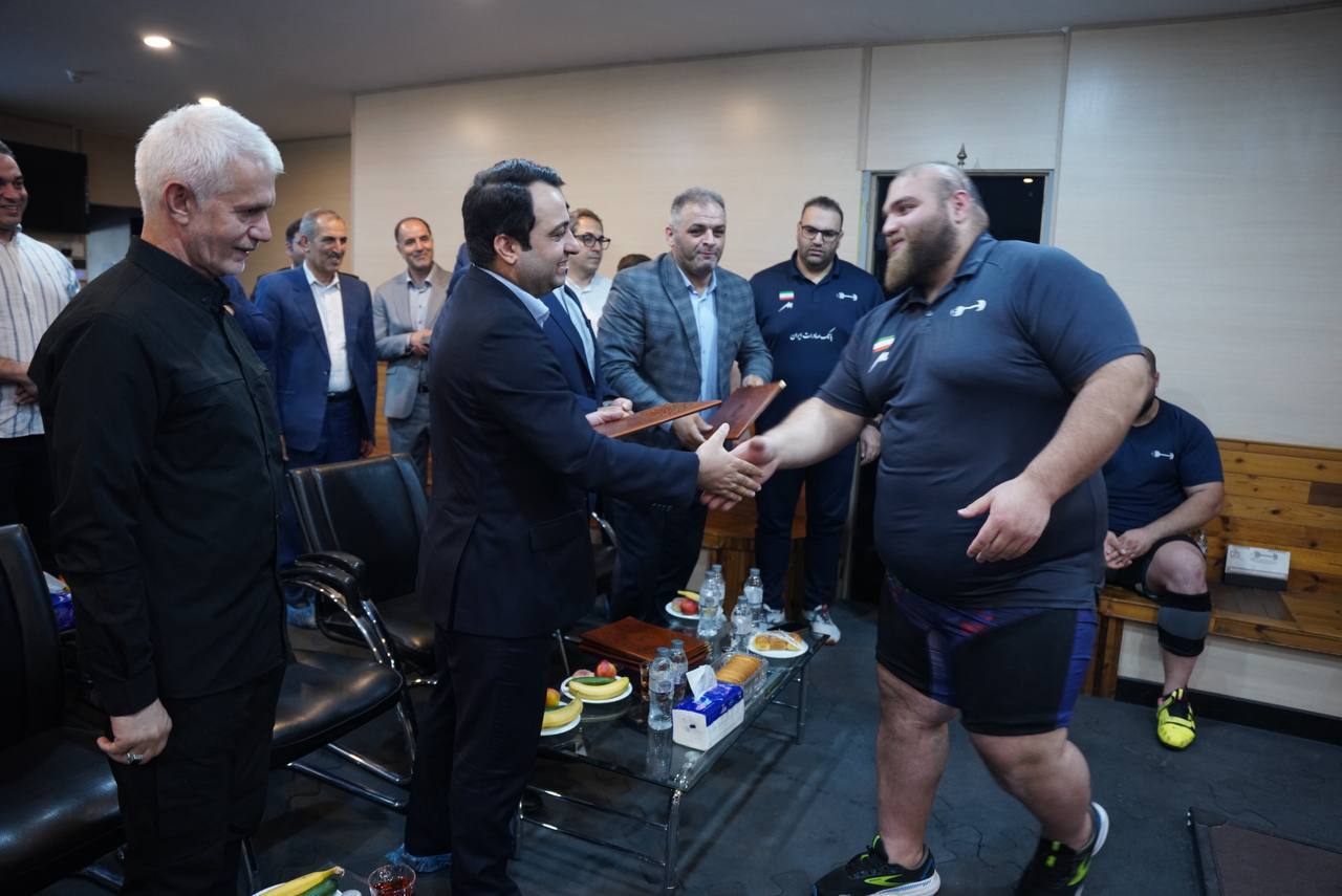 اهدای نشان ویژه فدراسیون وزنه‌برداری به محسن سیفی به پاس حمایت از قهرمانان کشور