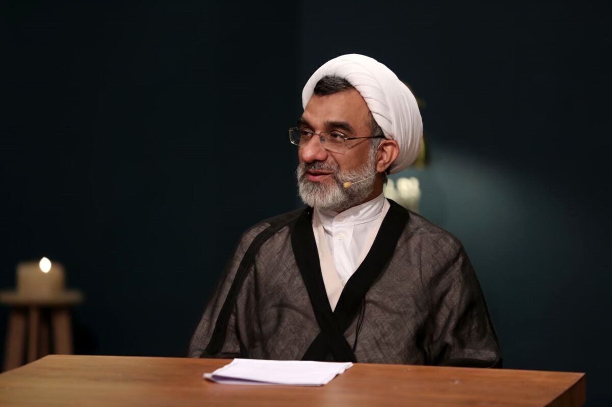 نمی توانیم برای آواز خواندن یک خانم در جمع آقایان مجوز بدهیم