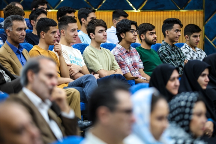 در مقابل زیاده‌خواهی‌ها سر خم نمی‌کنیم