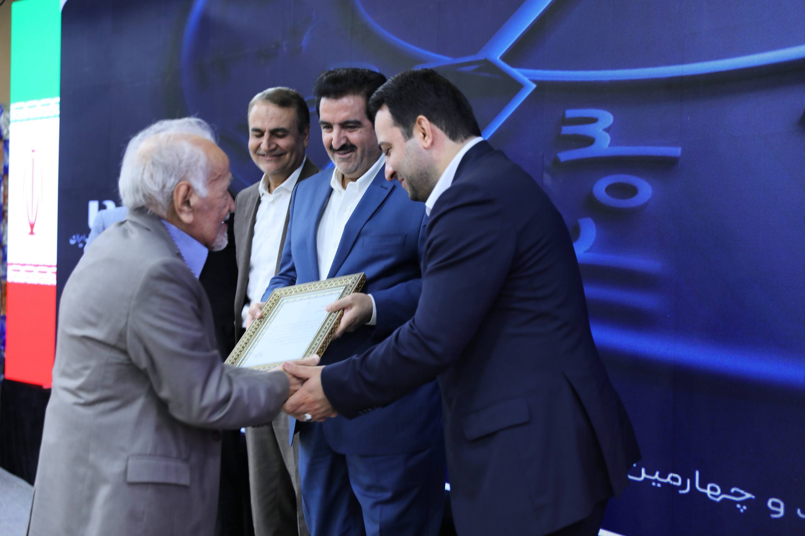محسن سیفی: مهمترین مسئولیت امروز، تداوم مسیر پرافتخار بانک صادرات ایران است محسن سیفی: مهمترین مسئولیت امروز، تداوم مسیر پرافتخار بانک صادرات ایران است