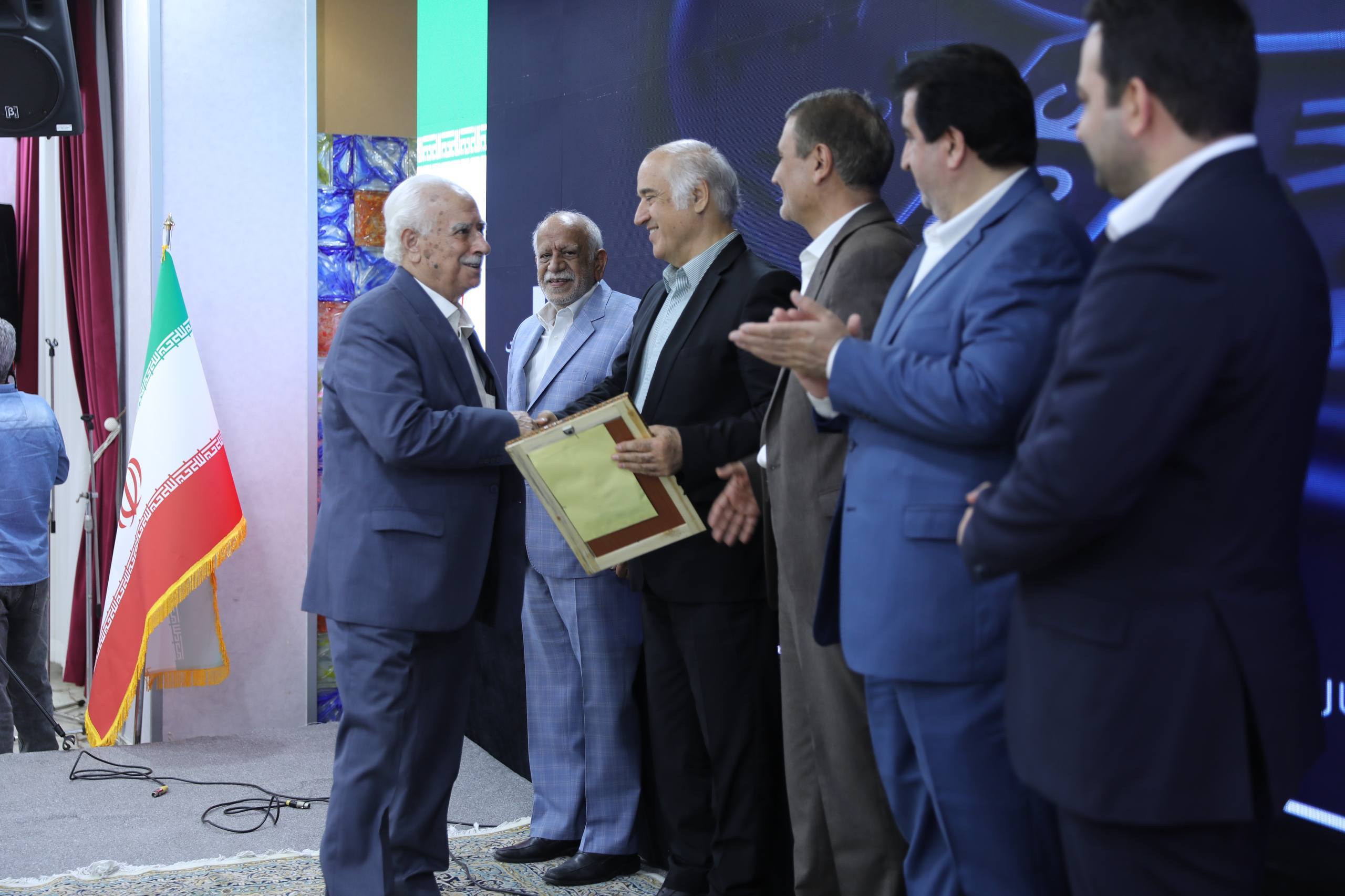 محسن سیفی: مهمترین مسئولیت امروز، تداوم مسیر پرافتخار بانک صادرات ایران است محسن سیفی: مهمترین مسئولیت امروز، تداوم مسیر پرافتخار بانک صادرات ایران است