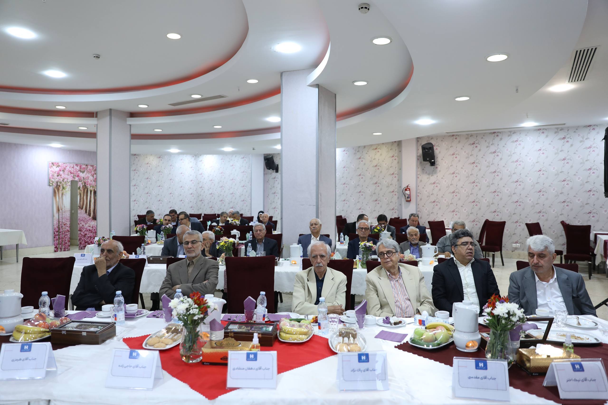 محسن سیفی: مهمترین مسئولیت امروز، تداوم مسیر پرافتخار بانک صادرات ایران است محسن سیفی: مهمترین مسئولیت امروز، تداوم مسیر پرافتخار بانک صادرات ایران است
