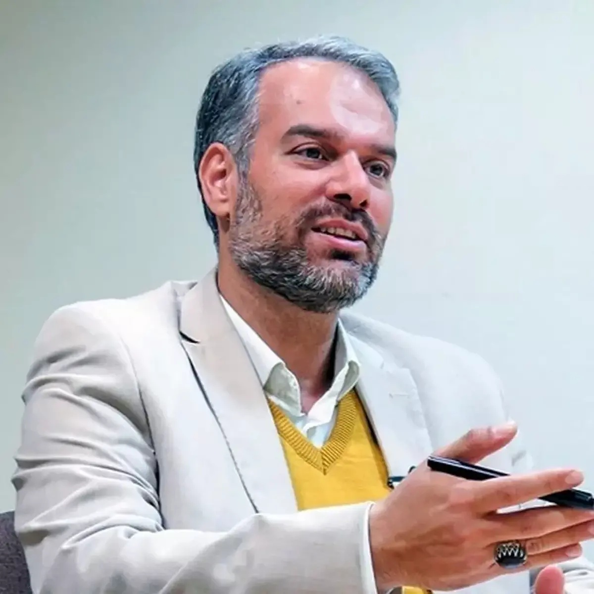 کار دوقطبی‌سازان به جایی رسیده که رهبری برای چندمین بار از دولت حمایت کردند