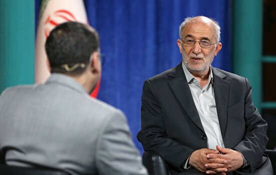 آقای پزشکیان واقعاً زحمت می‌کشد/ سیاست کلان کشور باید اصلاح شود