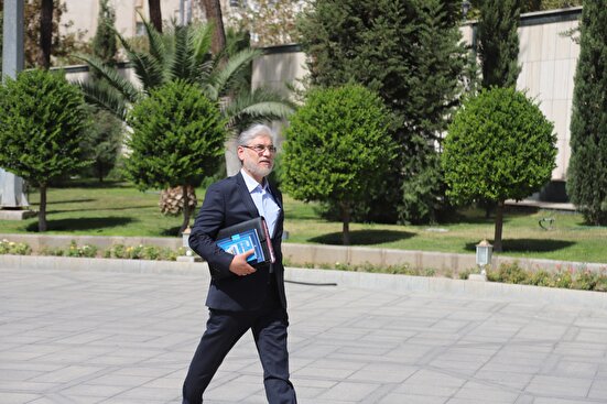 نمیگذاریم حضور اساتید و دانشجویان ایرانی در عرصههای جهانی با مانع مواجه شود نمیگذاریم حضور اساتید و دانشجویان ایرانی در عرصههای جهانی با مانع مواجه شود