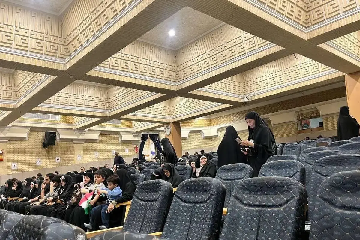 در تجمع محاکمه روحانی و ظریف، فقط ۲۵ نفر آمدند که چهار نفرشان بچه بودند!