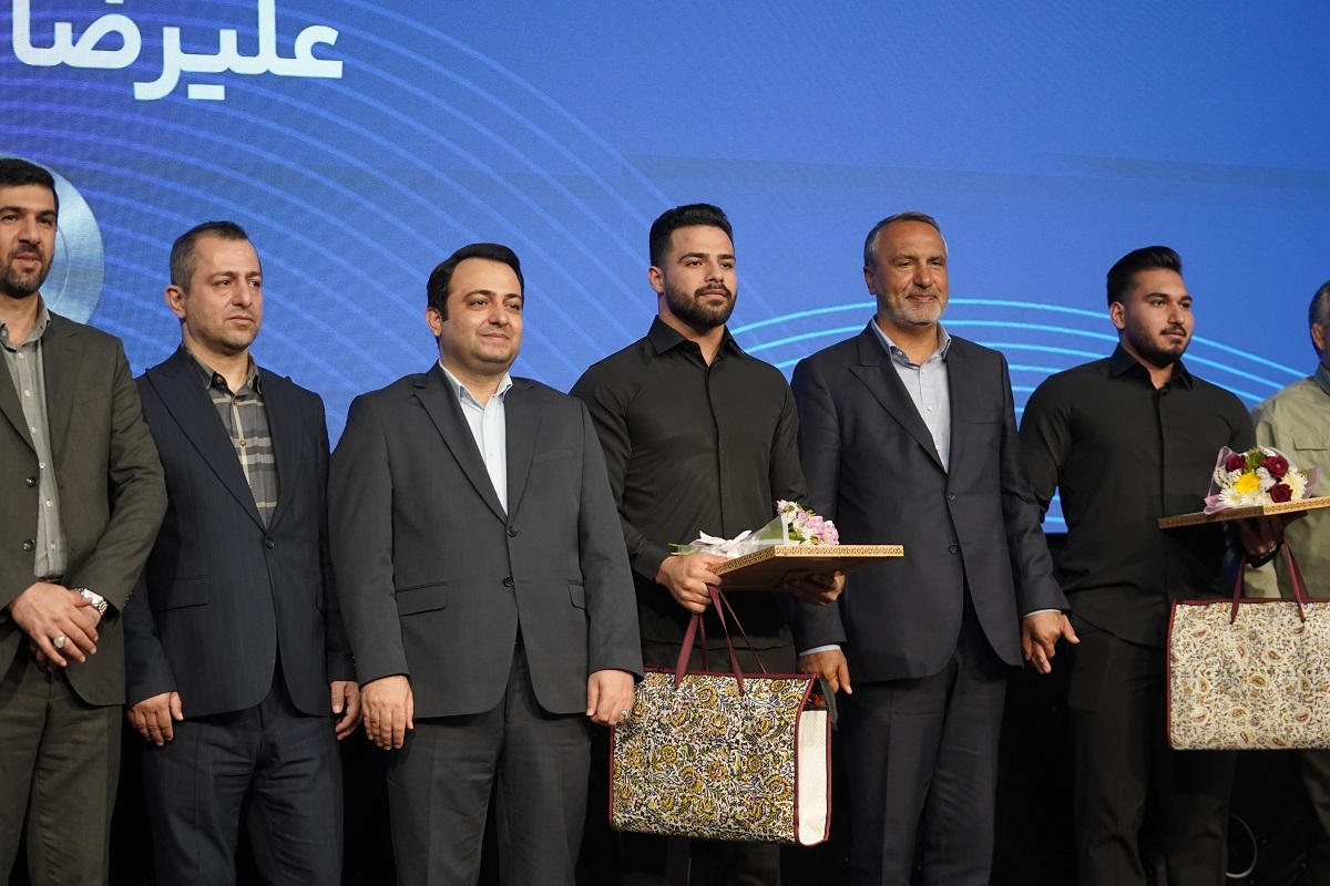 تجلیل از قهرمانان تیم ملی وزنهبرداری در آیین ویژه بانک صادرات ایران / تأکید بر تداوم حمایت از قهرمانی، رفتار پهلوانی و اخلاق ورزشی تجلیل از قهرمانان تیم ملی وزنهبرداری در آیین ویژه بانک صادرات ایران / تأکید بر تداوم حمایت از قهرمانی، رفتار پهلوانی و اخلاق ورزشی