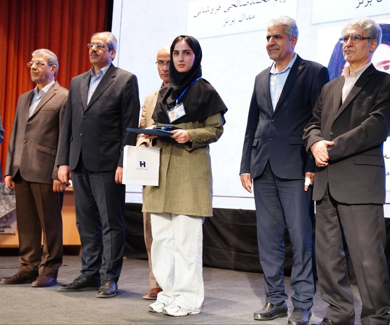 تجلیل بانک صادرات ایران از ۶۷ دانشجوی نخبه المپیادی کشور