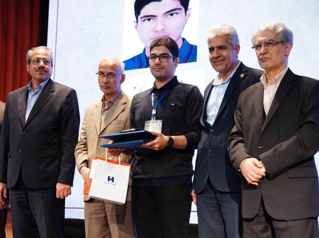تجلیل بانک صادرات ایران از ۶۷ دانشجوی نخبه المپیادی کشور