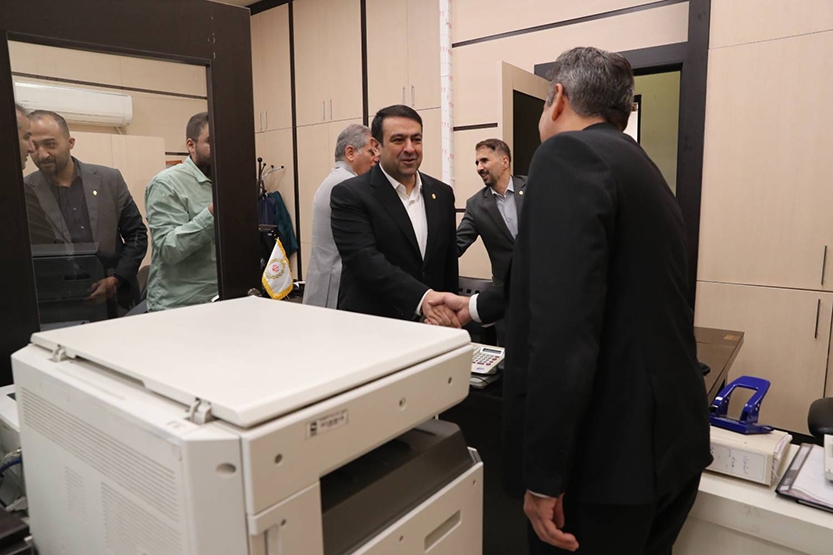 بازدید نجارزاده از برخی شعب انتقال یافته بانک سابق آینده به بانک ملی ایران/ استمرار بی وقفه خدمات به مردم و تمرکز بر مشتری مداری