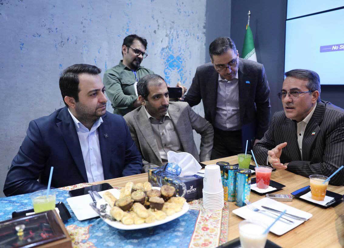 مدیران عامل بانک صادرات ایران و ایرانسل تفاهمنامه همکاری امضا کردند مدیران عامل بانک صادرات ایران و ایرانسل تفاهمنامه همکاری امضا کردند