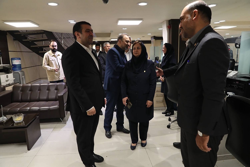 بازدید نجارزاده از برخی شعب انتقال یافته بانک سابق آینده به بانک ملی ایران/ استمرار بی وقفه خدمات به مردم و تمرکز بر مشتری مداری