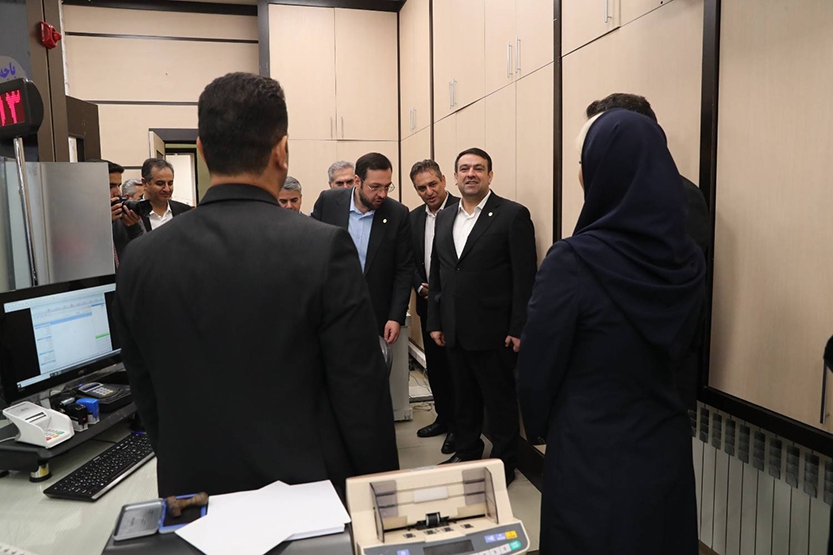 بازدید نجارزاده از برخی شعب انتقال یافته بانک سابق آینده به بانک ملی ایران/ استمرار بی وقفه خدمات به مردم و تمرکز بر مشتری مداری