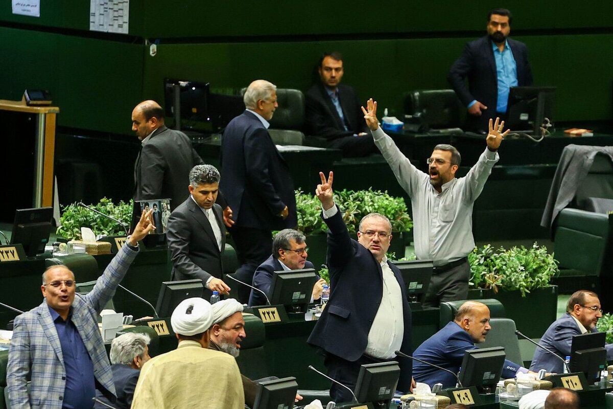 برخی نمایندگان مجلس، سیاست را به ابتذال کشاندهاند