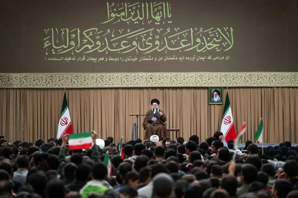 روش مواجهه رهبری با دولت‌ها حمایت آشکار و انتقاد غیرآشکار است