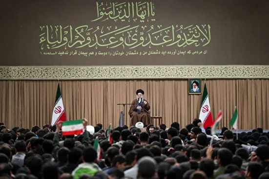 روش مواجهه رهبری با دولت‌ها حمایت آشکار و انتقاد غیرآشکار است