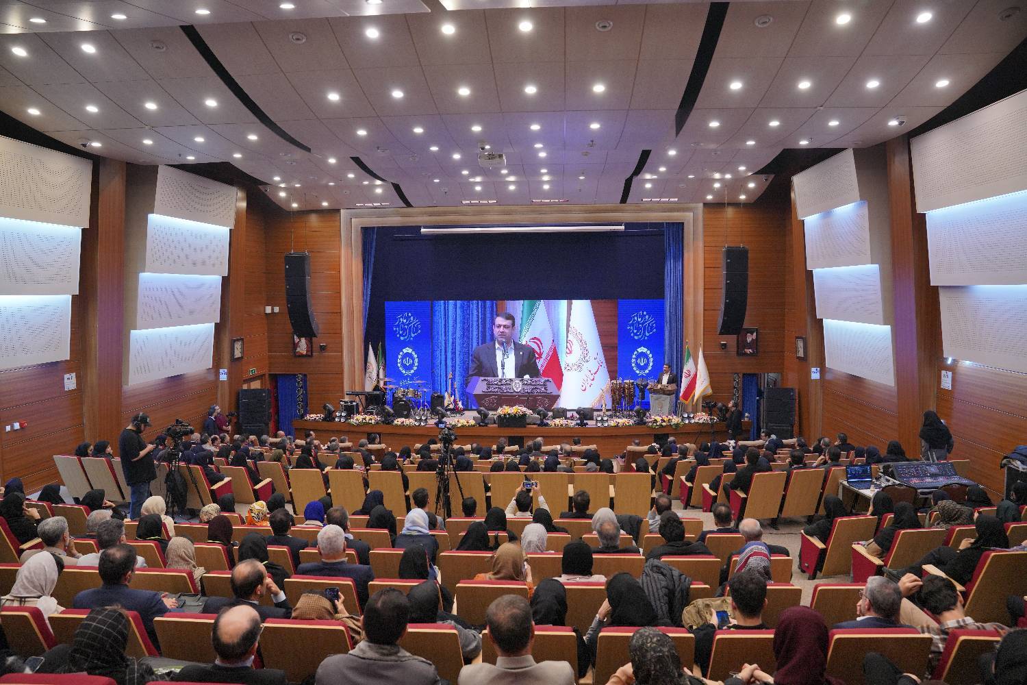 توسعه متوازن با بهرهگیری از توان زنان و مردان / تأکید نماینده ایلام بر الگو بودن بانک ملی در رعایت حقوق بانوان توسعه متوازن با بهرهگیری از توان زنان و مردان / تأکید نماینده ایلام بر الگو بودن بانک ملی در رعایت حقوق بانوان