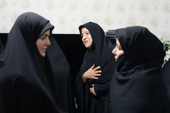 دختر دکتر پزشکیان به دیدار خانواده شهید رحیم&zwnj;پور رفت+عکس