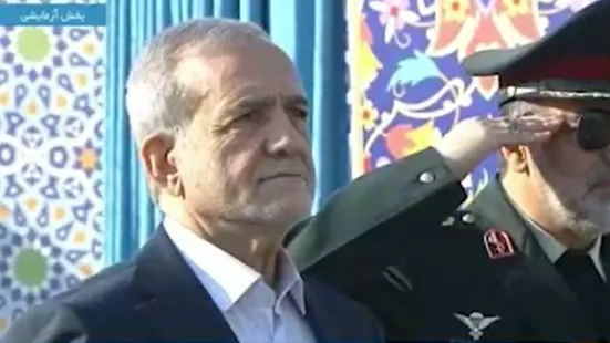 ادای احترام رئیس&zwnj;جمهور به خانواده شهدای نیروی &zwnj;انتظامی
