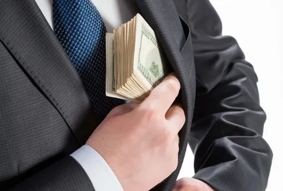 اختلاس ۲ میلیون دلاری در مجتمع بندری امام؛ &laquo;الف.الف&raquo; به کانادا گریخت
