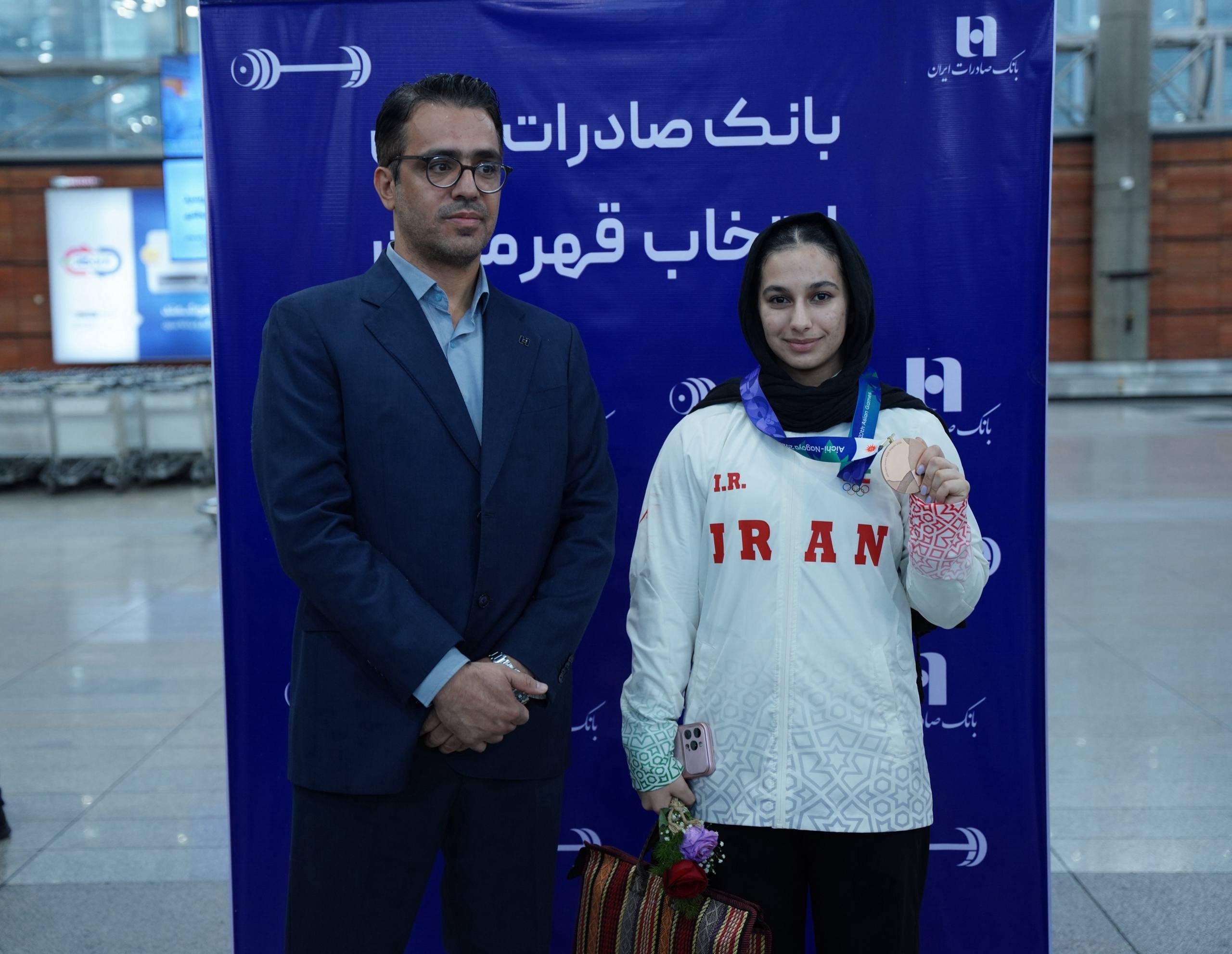 استقبال بانک صادرات ایران از قهرمانان وزنه‌برداری