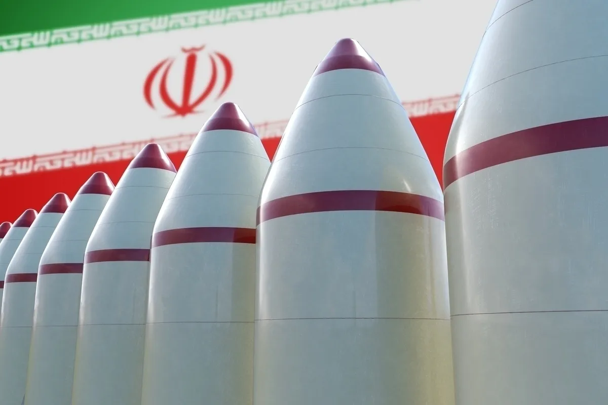 کیهان: ما باید یکی دو بمب اتم بسازیم، در مقابل هزاران بمب‌ آن‌ها که چیزی نیست