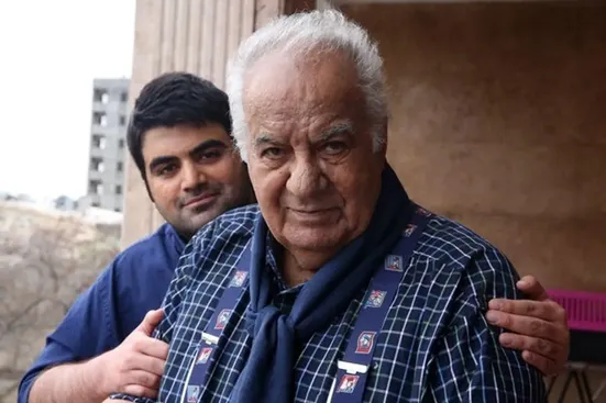 واکنش پسر ناصر ملک مطیعی به حمله کیهان: هنوز هم کینه دارید؟ اول انقلاب که محاکمه&zwnj;اش کردید، حالا هم نبش قبر کنید استخوان&zwnj;های پدرم را به دادگاه ببرید!