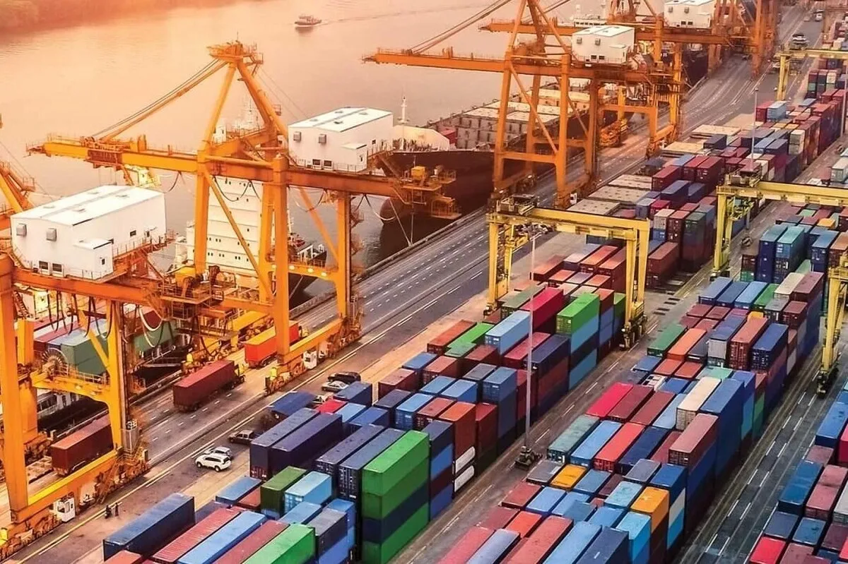 ترخیص ۱۱۸ هزار تن کالای اساسی از مناطق آزاد در کمتر از دو هفته