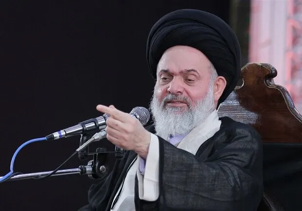 امام جمعه قم: با حضور «مردم» در عرصه اقتصاد «گرانی» از بین می رود