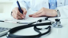 اعتبار پروانه مطب پزشکان و دندانپزشکان تا پایان فروردین ۱۴۰۵ تمدید شد