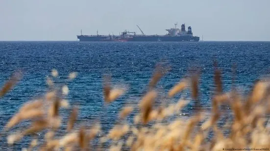 دو نفتکش در مسیر ناایمن تنگه هرمز منفجر شدند