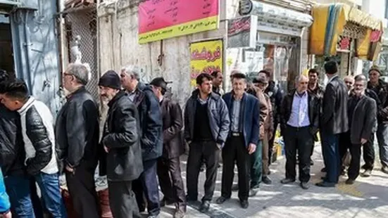 مردم همچنان برای خرید گوشت قرمز خارجی با تعرفه دولتی، در صف&zwnj;های طولانی سرگردانند