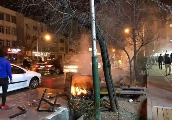 کسی که سطل آشغال آتش زده را نباید مانند تروریست دید