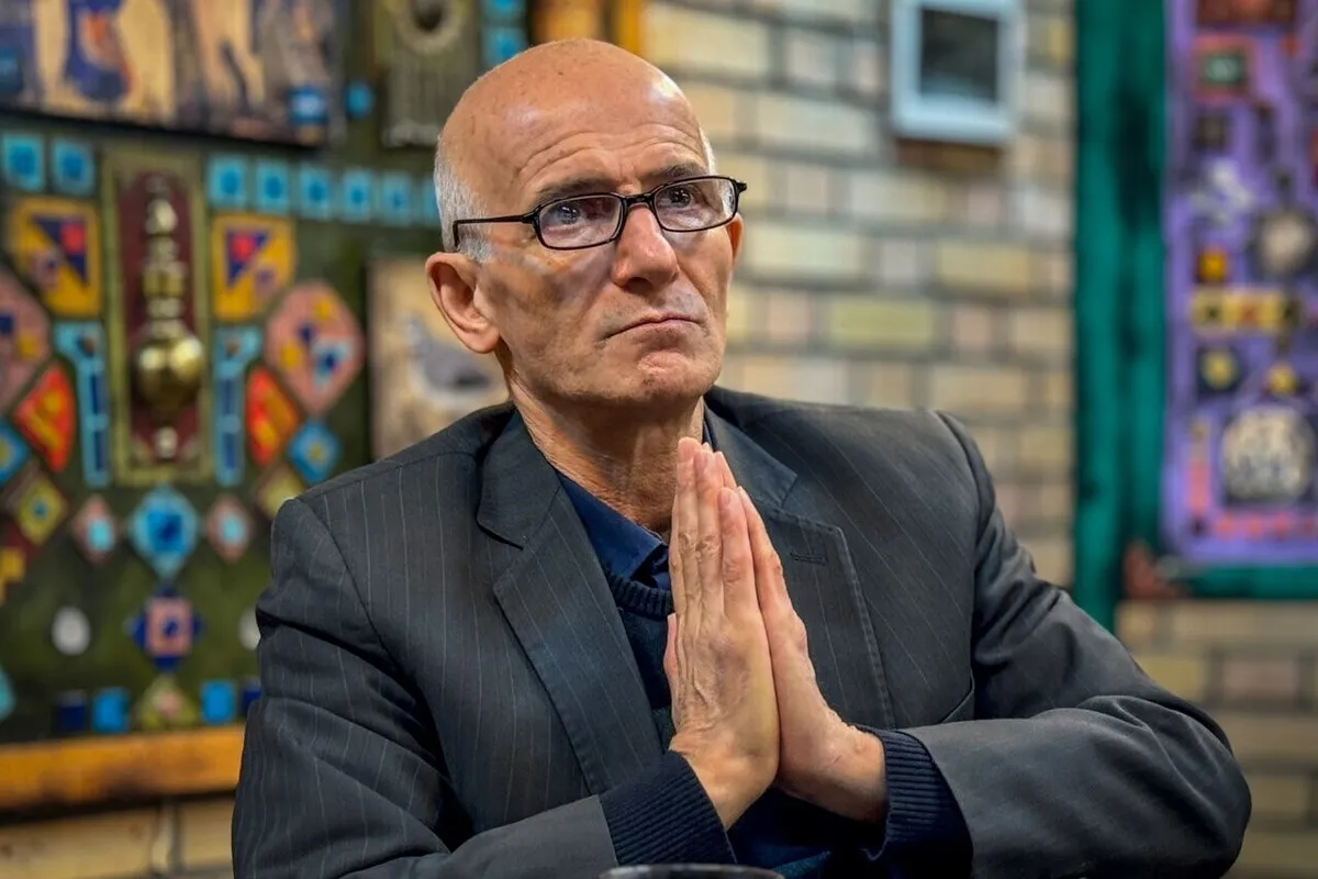 از تلویزیون صدا‌هایی شنیده می‌شود که به کشور لطمه می‌زند